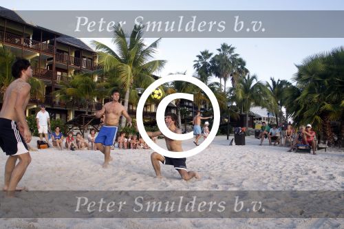 Curacao 29 december 2011
Jan Smit Nick en Simon en Kees Kwakman voetvolleyen tegen Frank de Boer Guido Albers en Edwin v d Sar op het strand van Lions dive. De artiesten winnen uiteindelijk met 4-1 in sets.
Peter Smulders bv