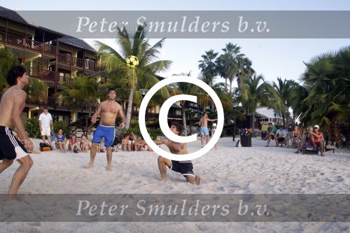 Curacao 29 december 2011
Jan Smit Nick en Simon en Kees Kwakman voetvolleyen tegen Frank de Boer Guido Albers en Edwin v d Sar op het strand van Lions dive. De artiesten winnen uiteindelijk met 4-1 in sets.
Peter Smulders bv