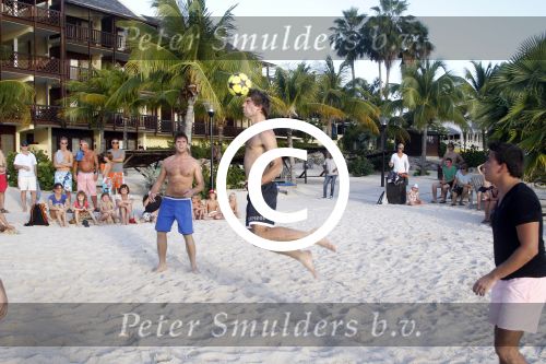Curacao 29 december 2011
Jan Smit Nick en Simon en Kees Kwakman voetvolleyen tegen Frank de Boer Guido Albers en Edwin v d Sar op het strand van Lions dive. De artiesten winnen uiteindelijk met 4-1 in sets.
Peter Smulders bv
