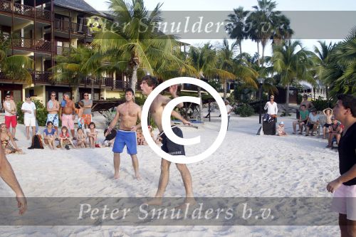 Curacao 29 december 2011
Jan Smit Nick en Simon en Kees Kwakman voetvolleyen tegen Frank de Boer Guido Albers en Edwin v d Sar op het strand van Lions dive. De artiesten winnen uiteindelijk met 4-1 in sets.
Peter Smulders bv