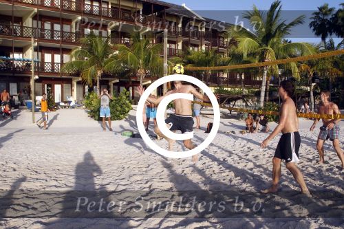 Curacao 29 december 2011
Jan Smit Nick en Simon en Kees Kwakman voetvolleyen tegen Frank de Boer Guido Albers en Edwin v d Sar op het strand van Lions dive. De artiesten winnen uiteindelijk met 4-1 in sets.
Peter Smulders bv