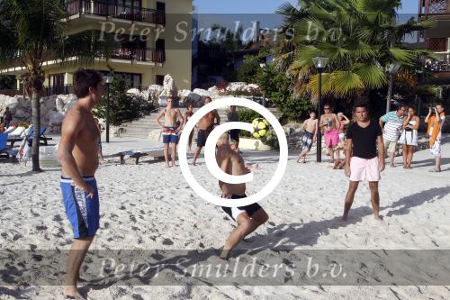 Curacao 29 december 2011
Jan Smit Nick en Simon en Kees Kwakman voetvolleyen tegen Frank de Boer Guido Albers en Edwin v d Sar op het strand van Lions dive. De artiesten winnen uiteindelijk met 4-1 in sets.
Peter Smulders bv