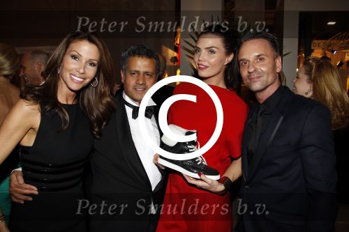 Amsterdam 8 december 2011
Openings en VIP avond van de miljonairfair in de RAI. Erik Kuster met Kim Feenstra Phaedra Hoste en Parry. Kim Feenstra en Eric Kuster
Peter Smulders bv