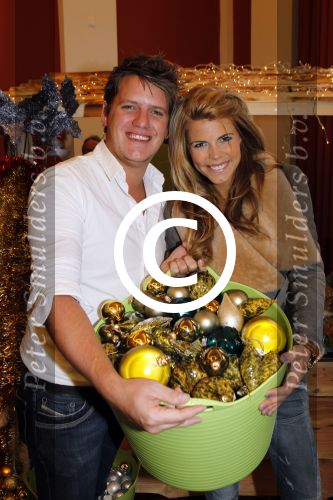 Amsterdam 8 december 2011
Bn ers tuigen kerstboom op voor het goede doel in artis. De aktie is mogelijk gemaakt door Sky radio. Kim Kotter
Peter Smulders bv