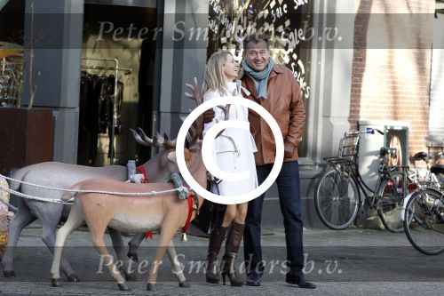 Amsterdam 24 december 2011
Klaas Hummel met zijn vrouw op de cornelis schuytstraat.
`peter Smulders bv