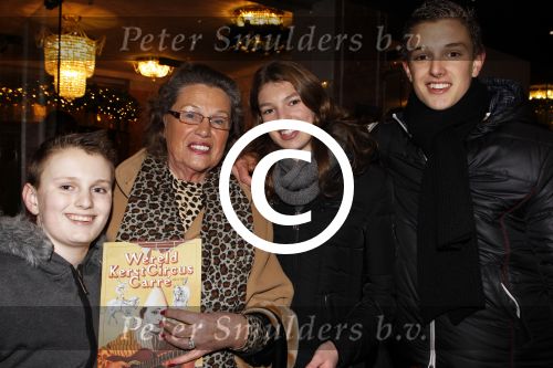 Amsterdam 22 december 2011
Premiere kerstcircus in carre. Lenie Bambergen met kleinkinderen
Peter Smulders bv