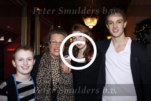 Amsterdam 22 december 2011
Premiere kerstcircus in carre. Lenie Bambergen met kleinkinderen
Peter Smulders bv