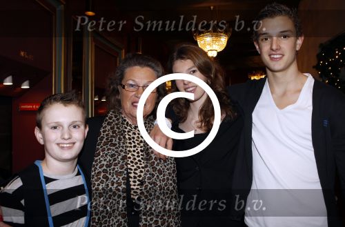 Amsterdam 22 december 2011
Premiere kerstcircus in carre. Lenie Bambergen met kleinkinderen
Peter Smulders bv