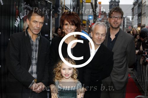 Amsterdam 7 december 2011
Premiere van het gordijnpaleis in Tuschinski. Leontine Borsato met Dana Goldberg  Norbert ter Hall en Robert Alberdinck Thijm en Raymond Thiry
Peter Smulders bv
