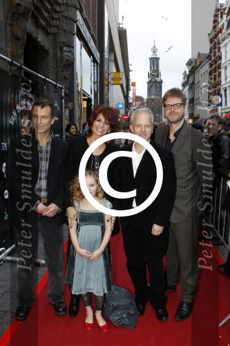 Amsterdam 7 december 2011
Premiere van het gordijnpaleis in Tuschinski. Leontine Borsato met Dana Goldberg  Norbert ter Hall en Robert Alberdinck Thijm en Raymond Thiry
Peter Smulders bv