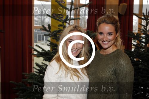 Amsterdam 8 december 2011
Bn ers tuigen kerstboom op voor het goede doel in artis. De aktie is mogelijk gemaakt door Sky radio. Lieke en Jetteke v Lexmond
Peter Smulders bv