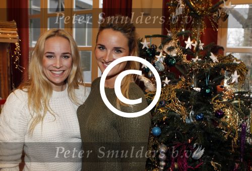 Amsterdam 8 december 2011
Bn ers tuigen kerstboom op voor het goede doel in artis. De aktie is mogelijk gemaakt door Sky radio. Lieke en Jetteke v Lexmond
Peter Smulders bv