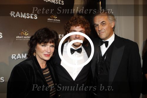 Den Haag 1 december 2011
Premiere Ramses in de schowburg van Den Haag. Linda v Dijck met man en zoon
Peter Smulders bv