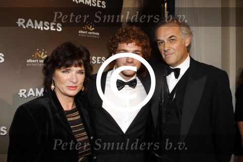 Den Haag 1 december 2011
Premiere Ramses in de schowburg van Den Haag. Linda v Dijck met man en zoon
Peter Smulders bv