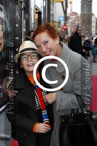 Amsterdam 7 december 2011
Premiere van het gordijnpaleis in Tuschinski. Loes Luca met ...
Peter Smulders bv