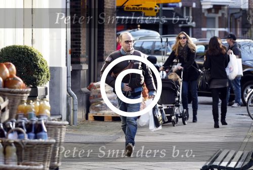 Amsterdam 24 december 2011
Marc Marie Huybregts doet boodschappen op de cornelis schuytstraat en fietst daarna naar huis.
Peter Smulders bv