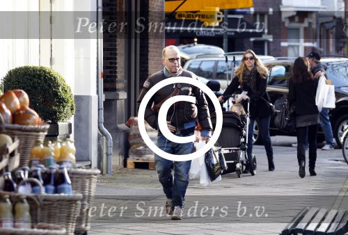 Amsterdam 24 december 2011
Marc Marie Huybregts doet boodschappen op de cornelis schuytstraat en fietst daarna naar huis.
Peter Smulders bv