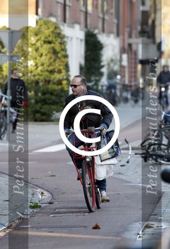 Amsterdam 24 december 2011
Marc Marie Huybregts doet boodschappen op de cornelis schuytstraat en fietst daarna naar huis.
Peter Smulders bv