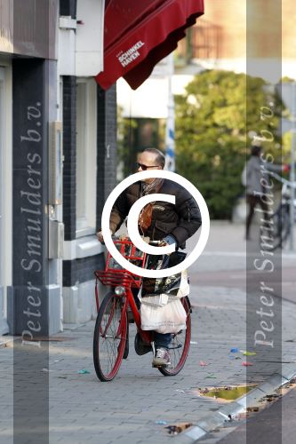 Amsterdam 24 december 2011
Marc Marie Huybregts doet boodschappen op de cornelis schuytstraat en fietst daarna naar huis.
Peter Smulders bv