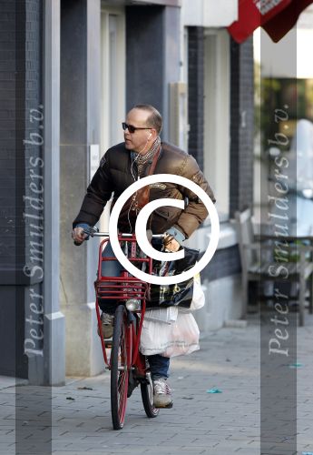 Amsterdam 24 december 2011
Marc Marie Huybregts doet boodschappen op de cornelis schuytstraat en fietst daarna naar huis.
Peter Smulders bv