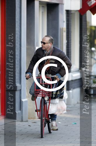Amsterdam 24 december 2011
Marc Marie Huybregts doet boodschappen op de cornelis schuytstraat en fietst daarna naar huis.
Peter Smulders bv