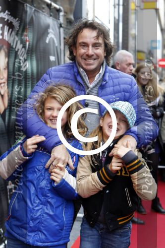 Amsterdam 7 december 2011
Premiere van het gordijnpaleis in Tuschinski. Marco Borsato met Senna en Jada
Peter Smulders bv