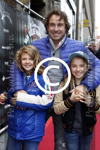 Amsterdam 7 december 2011
Premiere van het gordijnpaleis in Tuschinski. Marco Borsato met Senna en Jada
Peter Smulders bv