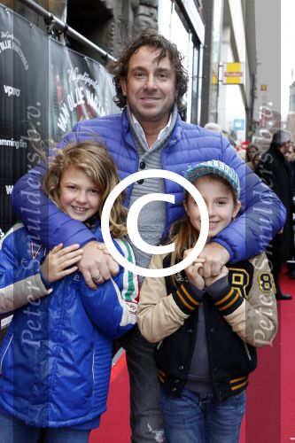Amsterdam 7 december 2011
Premiere van het gordijnpaleis in Tuschinski. Marco Borsato met Senna en Jada
Peter Smulders bv