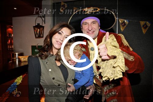 Tiel 08 Januari 2012
Premiere Piet Piraat 3D. Marielle Bastiaansen met zoontje Willem en Piet Piraat.
Peter Smulders bv