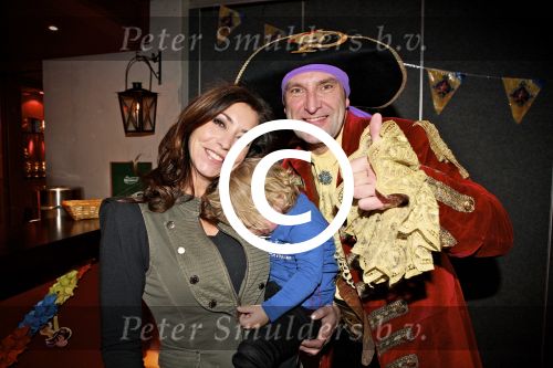 Tiel 08 Januari 2012
Premiere Piet Piraat 3D. Marielle Bastiaansen met zoontje Willem en Piet Piraat.
Peter Smulders bv
