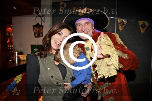 Tiel 08 Januari 2012
Premiere Piet Piraat 3D. Marielle Bastiaansen met zoontje Willem en Piet Piraat.
Peter Smulders bv