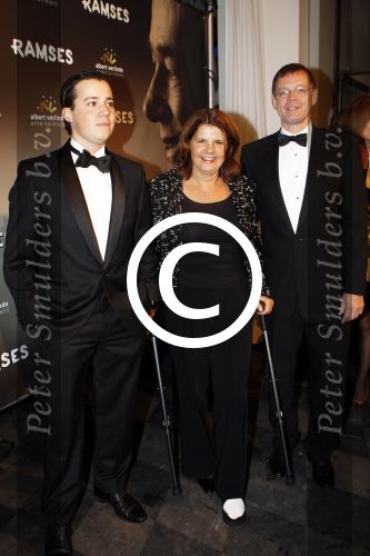 Den Haag 1 december 2011
Premiere Ramses in de schowburg van Den Haag. Marja v Bijsterveldt met gebroken voet en man en zoon
Peter Smulders bv