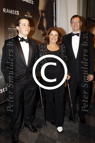 Den Haag 1 december 2011
Premiere Ramses in de schowburg van Den Haag. Marja v Bijsterveldt met gebroken voet en man en zoon
Peter Smulders bv