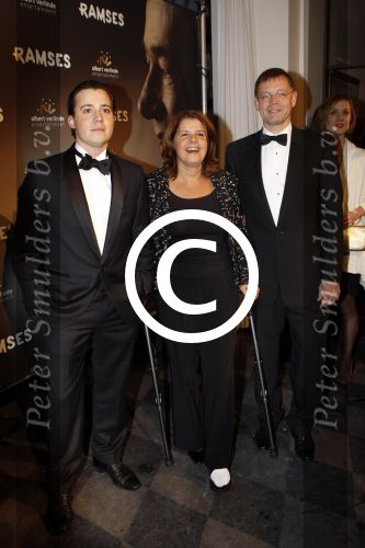 Den Haag 1 december 2011
Premiere Ramses in de schowburg van Den Haag. Marja v Bijsterveldt met gebroken voet en man en zoon
Peter Smulders bv