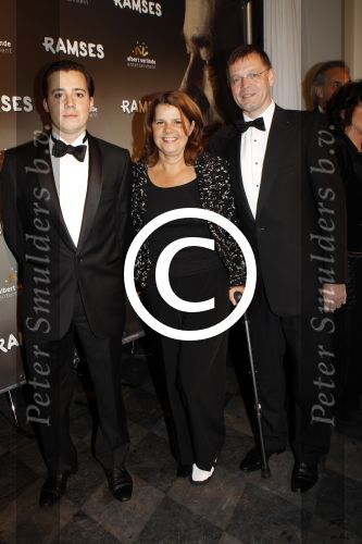 Den Haag 1 december 2011
Premiere Ramses in de schowburg van Den Haag. Marja v Bijsterveldt met gebroken voet en man en zoon
Peter Smulders bv