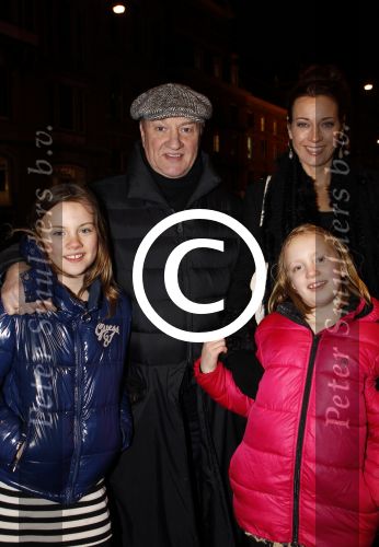 Amsterdam 17 december 2011
Premiere Anubis in het nieuwe de la mar theater. Marjolein Keuning en Henk poort met hun kinderen
Peter Smulders bv