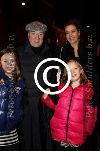 Amsterdam 17 december 2011
Premiere Anubis in het nieuwe de la mar theater. Marjolein Keuning en Henk poort met hun kinderen
Peter Smulders bv