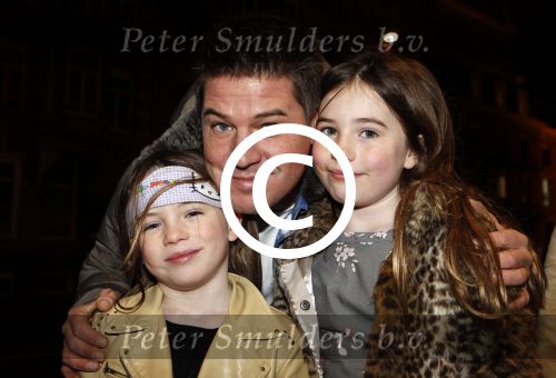 Amsterdam 17 december 2011
Premiere Anubis in het nieuwe de la mar theater. Martijn Krabbe met dochters en een vriendin (r)
Peter Smulders bv