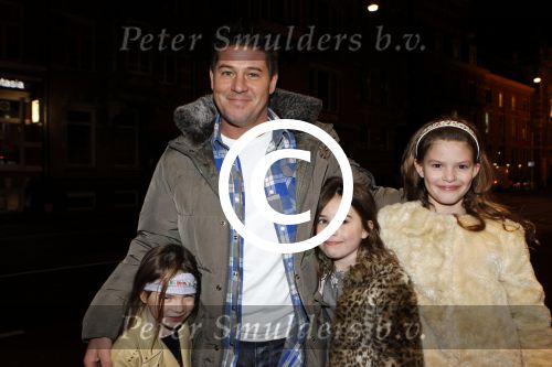 Amsterdam 17 december 2011
Premiere Anubis in het nieuwe de la mar theater. Martijn Krabbe met dochters en een vriendin (r)
Peter Smulders bv