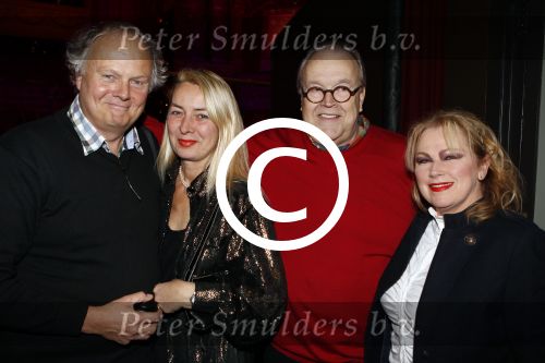 Amsterdam 22 december 2011
Premiere kerstcircus in carre. gaby en Maurice Hermans met vrouwen
Peter Smulders bv