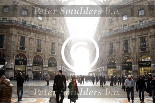 Milaan 18 januari 2012
Yolanthe Sneijder Cabau bij haar appartement en bij de kathedraal in Milaan samen met haar zus Rebecca. winkelcentrum milaan
Peter Smulders bv