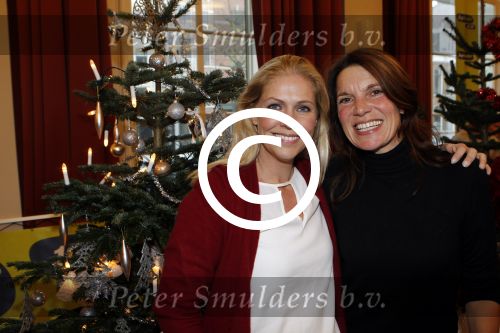 Amsterdam 8 december 2011
Bn ers tuigen kerstboom op voor het goede doel in artis. De aktie is mogelijk gemaakt door Sky radio. Nance Coolen en Minousch Jorissen
Peter Smulders bv