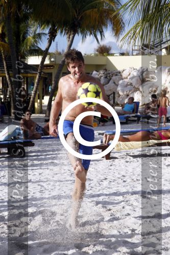 Curacao 29 december 2011
Jan Smit Nick en Simon en Kees Kwakman voetvolleyen tegen Frank de Boer Guido Albers en Edwin v d Sar op het strand van Lions dive. De artiesten winnen uiteindelijk met 4-1 in sets.
Peter Smulders bv