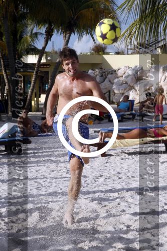 Curacao 29 december 2011
Jan Smit Nick en Simon en Kees Kwakman voetvolleyen tegen Frank de Boer Guido Albers en Edwin v d Sar op het strand van Lions dive. De artiesten winnen uiteindelijk met 4-1 in sets.
Peter Smulders bv
