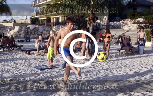 Curacao 29 december 2011
Jan Smit Nick en Simon en Kees Kwakman voetvolleyen tegen Frank de Boer Guido Albers en Edwin v d Sar op het strand van Lions dive. De artiesten winnen uiteindelijk met 4-1 in sets.
Peter Smulders bv