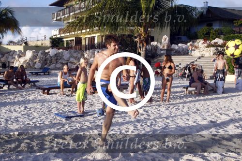 Curacao 29 december 2011
Jan Smit Nick en Simon en Kees Kwakman voetvolleyen tegen Frank de Boer Guido Albers en Edwin v d Sar op het strand van Lions dive. De artiesten winnen uiteindelijk met 4-1 in sets.
Peter Smulders bv