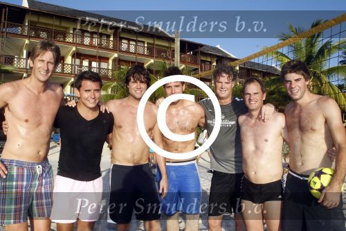 Curacao 29 december 2011
Jan Smit Nick en Simon en Kees Kwakman voetvolleyen tegen Frank de Boer Guido Albers en Edwin v d Sar op het strand van Lions dive. De artiesten winnen uiteindelijk met 4-1 in sets.
Peter Smulders bv