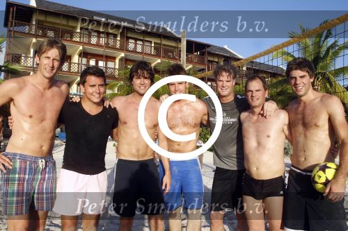 Curacao 29 december 2011
Jan Smit Nick en Simon en Kees Kwakman voetvolleyen tegen Frank de Boer Guido Albers en Edwin v d Sar op het strand van Lions dive. De artiesten winnen uiteindelijk met 4-1 in sets.
Peter Smulders bv