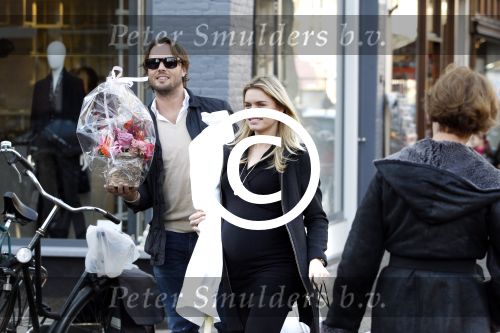 Amsterdam 24 december 2011
Nicolette v dam zwanger en vriend Bas Smit doen kerst boodschappen.
Peter Smulders bv