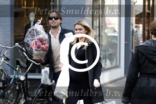 Amsterdam 24 december 2011
Nicolette v dam zwanger en vriend Bas Smit doen kerst boodschappen.
Peter Smulders bv
